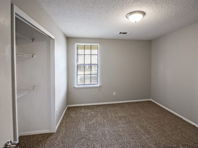 Building Photo - UPDATED 3 beds, 2 baths on cul de sac.