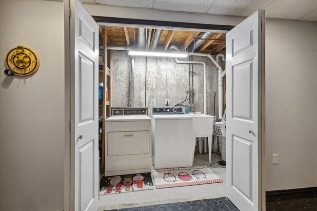 Building Photo - 578 E Mahan Ave