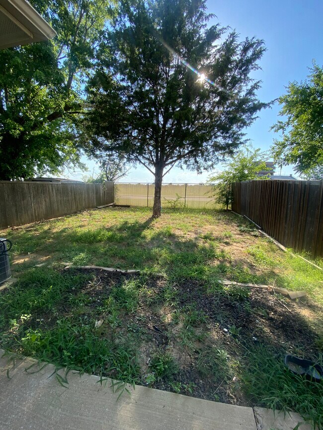 Building Photo - 267 Castleridge Dr