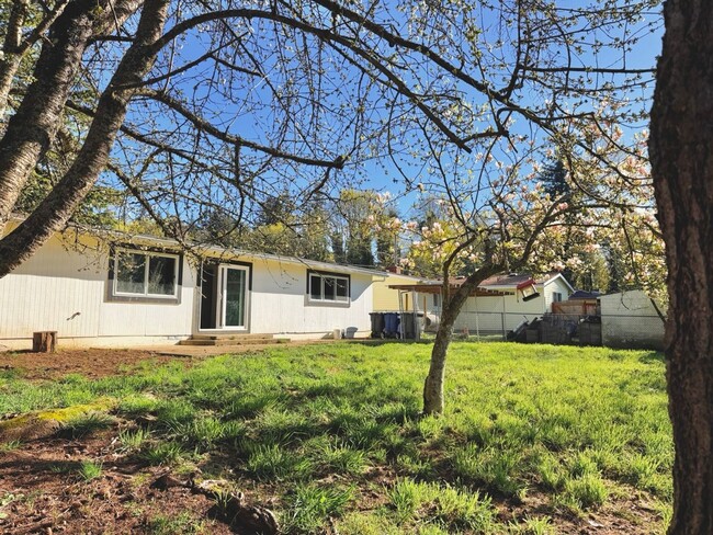 Building Photo - Charming 4BR Home with Huge Yard - W/D and Garage