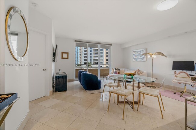 Building Photo - 808 Brickell Key Dr