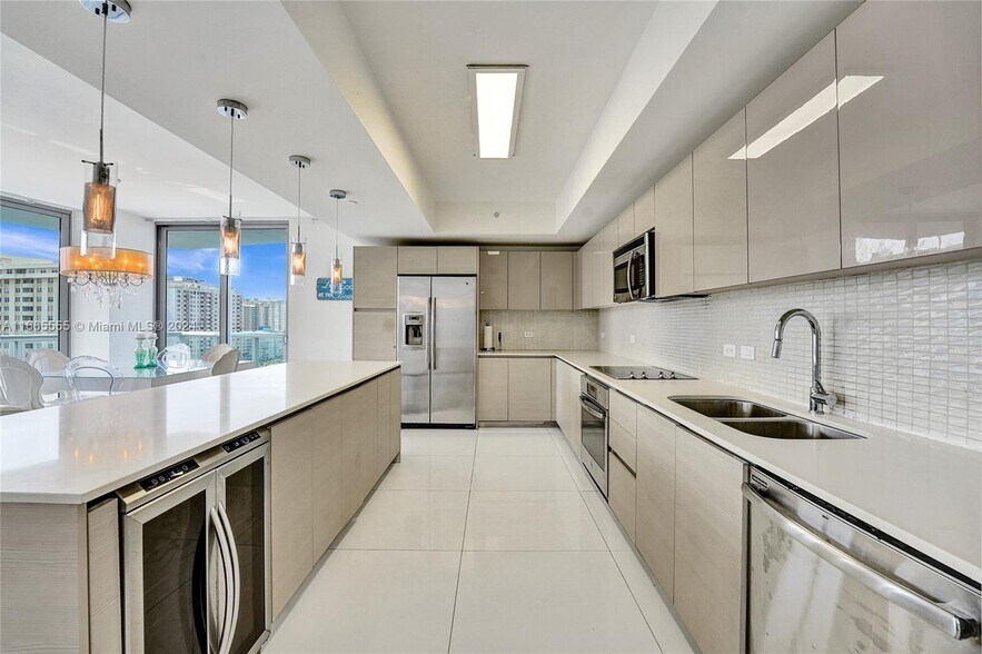 Building Photo - 2602 E Hallandale Beach Blvd