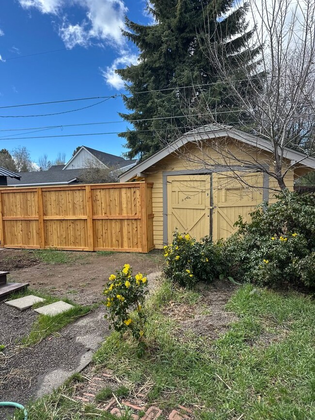 Building Photo - Charming 2 Bed / 2 Bath Home in Prime Westside Bend Location