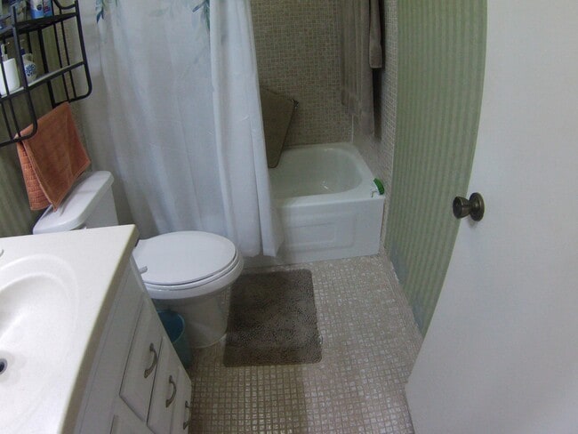 Building Photo - 571 Capri L