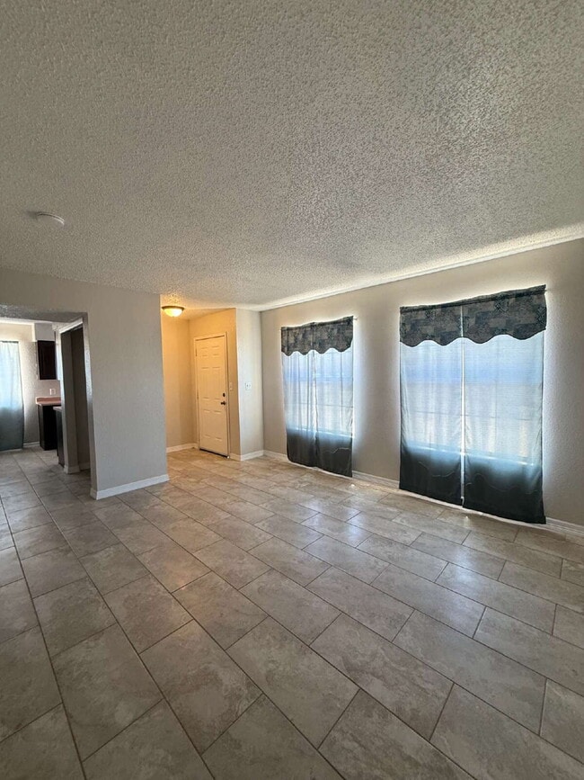 Building Photo - 955 Versailles Dr