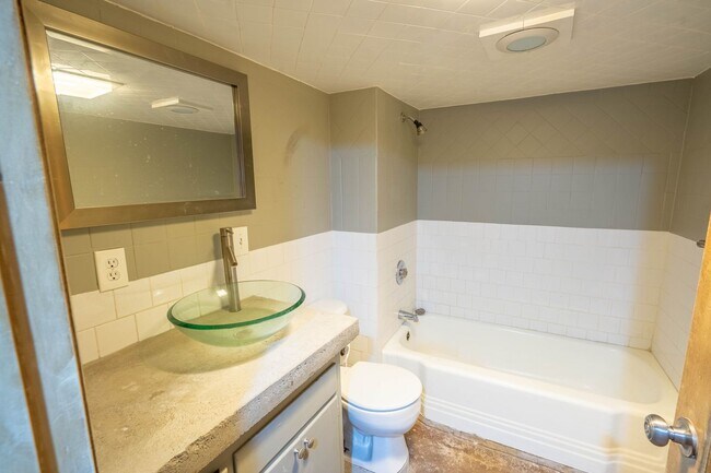 Building Photo - Single-Level 3 Bed / 2 Bath in Ogden — 1907 Charm Near Historic 25th Street