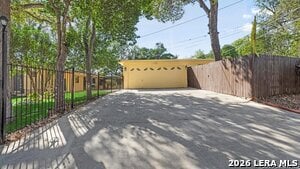 Building Photo - 1049 Ivy Ln