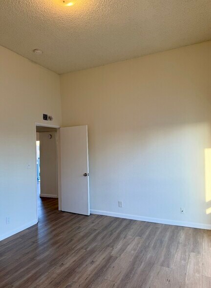 Building Photo - 1519 N Mariposa Ave