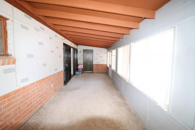 Building Photo - 3 Bedroom 2 Bathroom