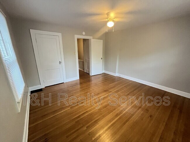 Building Photo - 5542 N College Ave