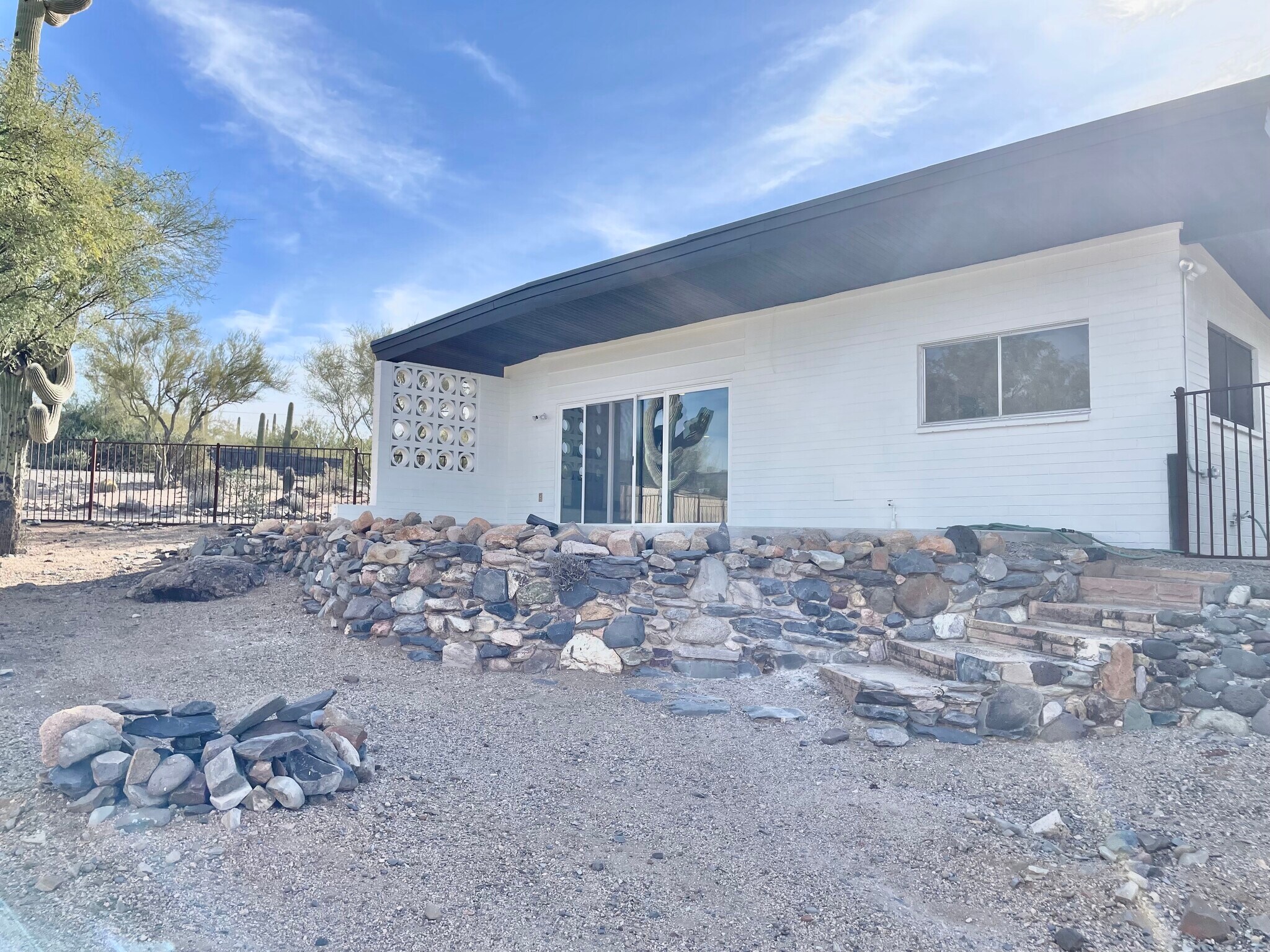 Building Photo - 37830 N Linda Dr