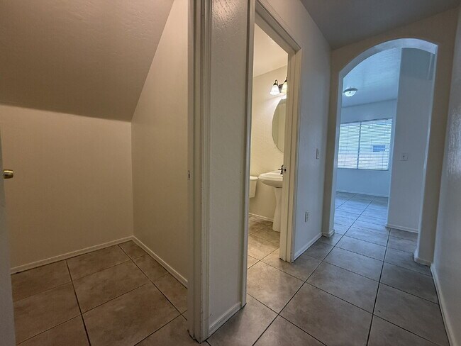 Building Photo - "Spacious 3-Bedroom Gem with 2.5 Baths in ...