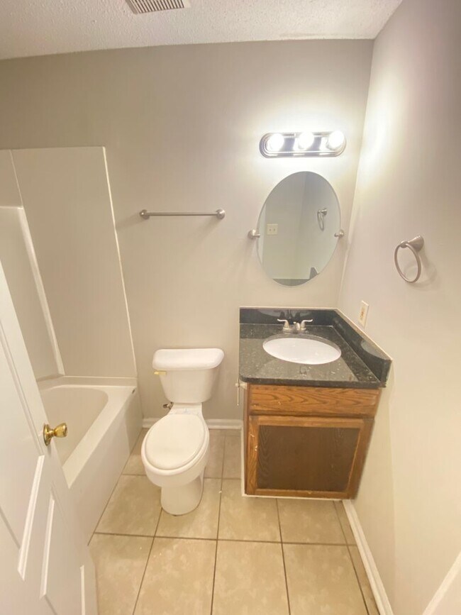 Building Photo - 40 Willowbrook Dr NW
