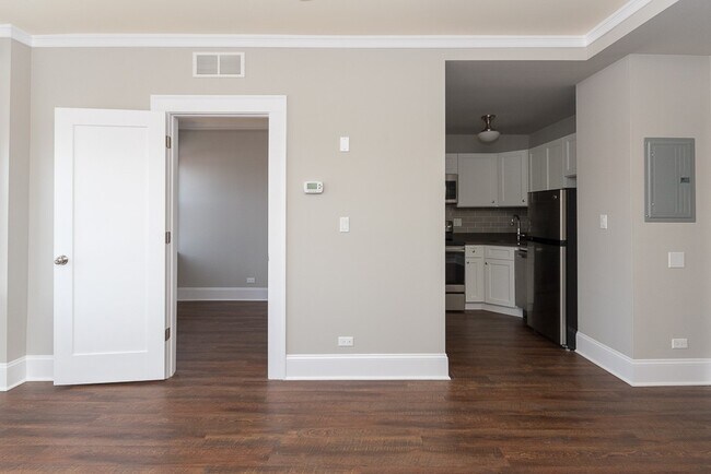 Building Photo - 817 W Lakeside Pl