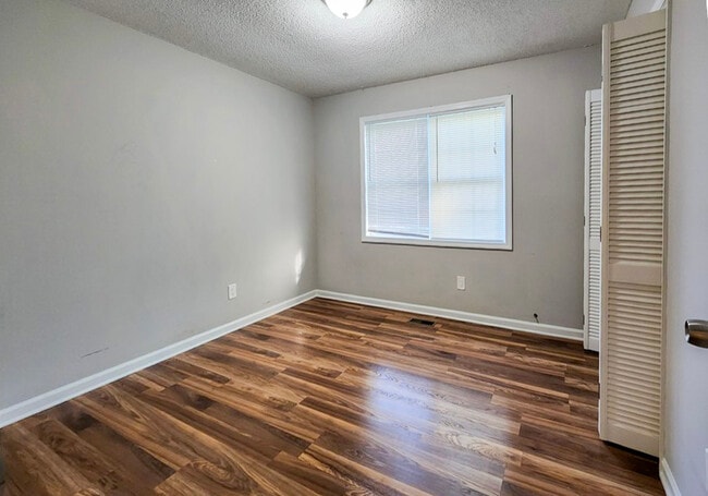 Building Photo - 2045 White Oak Cir