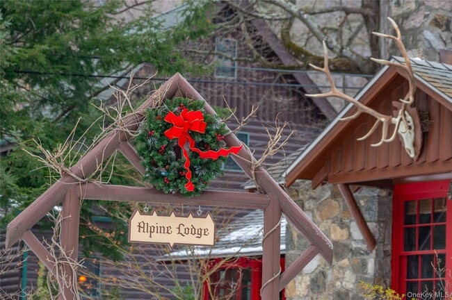 Building Photo - 6 Alpine Rd