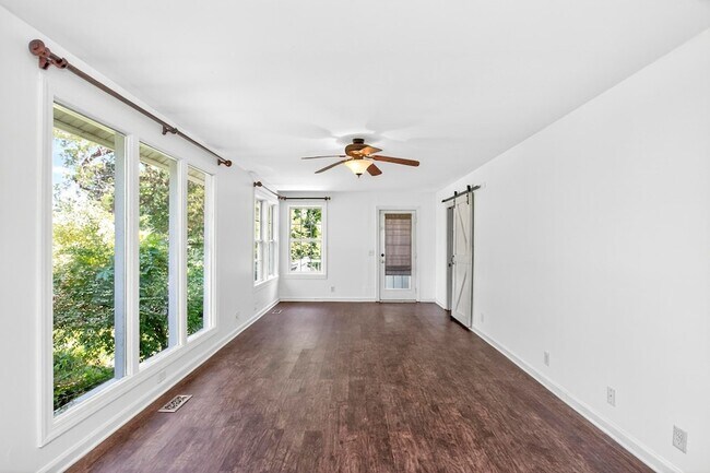 Building Photo - 3008 Lakeshore Dr
