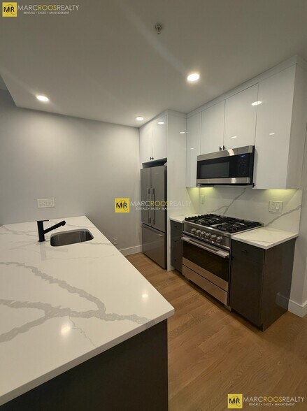 Building Photo - 535 Newbury St