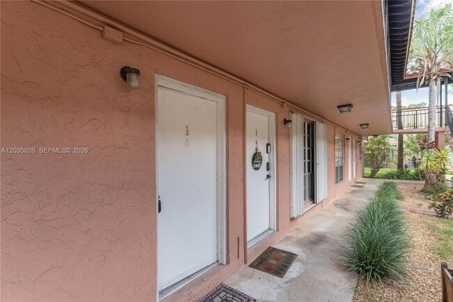 Building Photo - 10832 N Kendall Dr