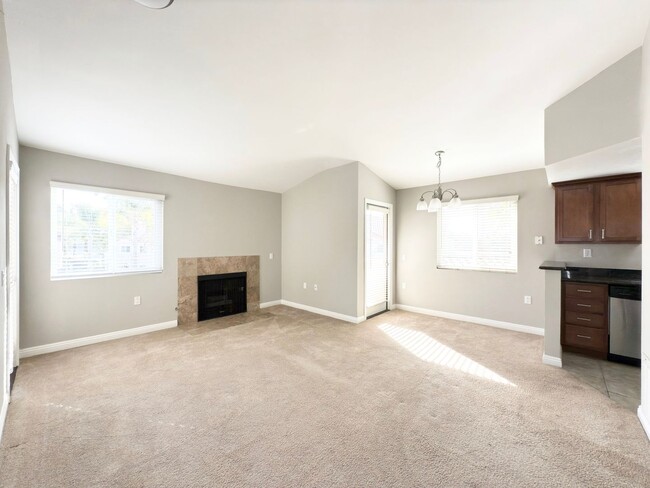 Building Photo - Upper level condo in Rancho Del Oro!