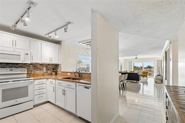 Building Photo - 719 Pinellas Bayway S
