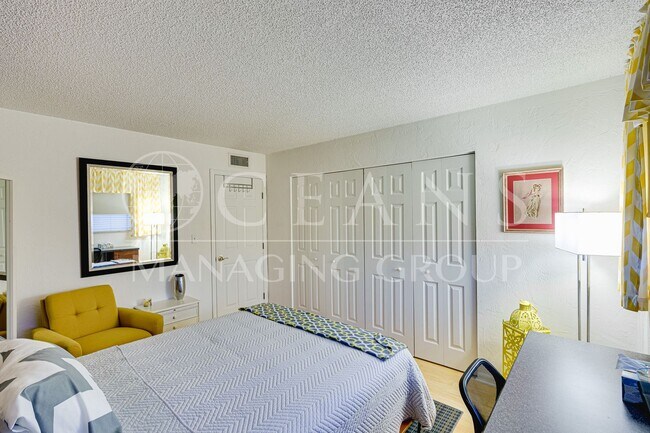 Building Photo - 2 bedrooms, 1 bath Condo located near the ...