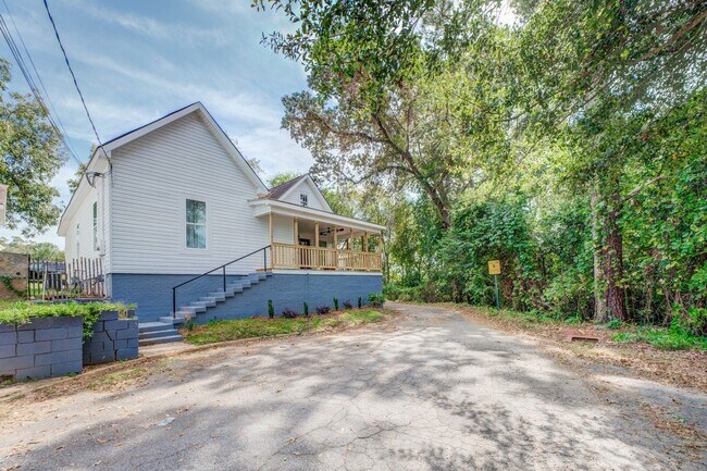 Building Photo - Spacious 3 Bedroom Home located in Histori...