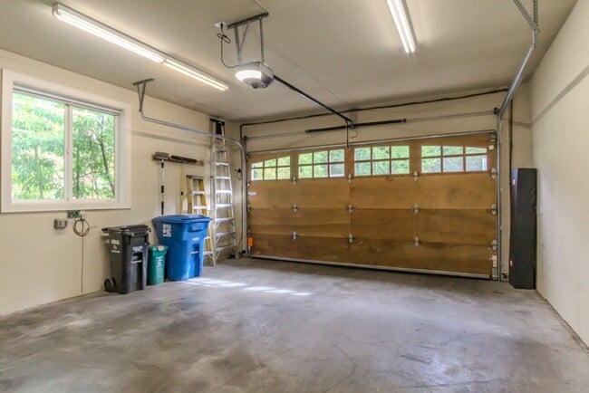 Building Photo - 4Bd/4Ba Seattle Home