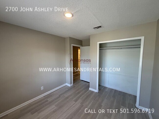 Building Photo - 2700 John Ashley Dr