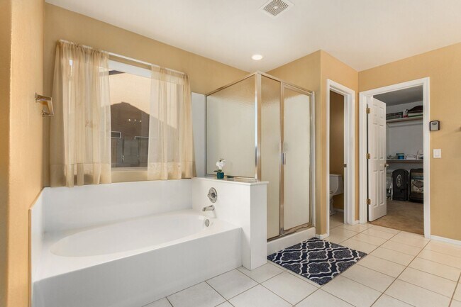 Building Photo - Spectacular 5 bdrm Home, OFFERS SOLAR ELECTRIC!