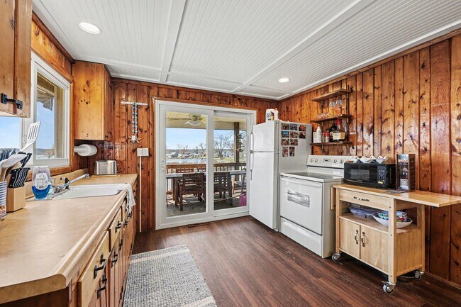 Building Photo - 5884 Rays Dr