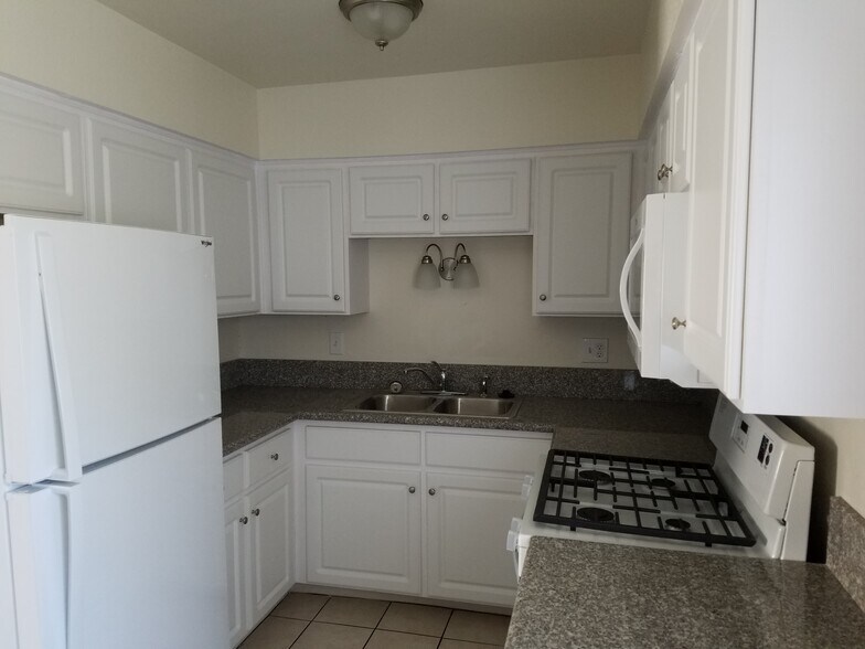 Building Photo - 8930 Edgemoor Dr