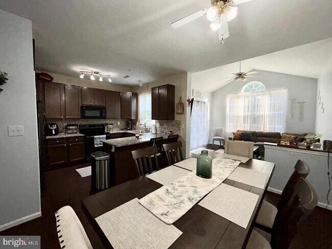 Building Photo - 318 Red Haven Ct