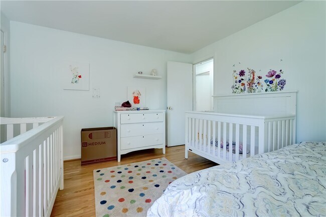 Building Photo - 984 Danby Dr