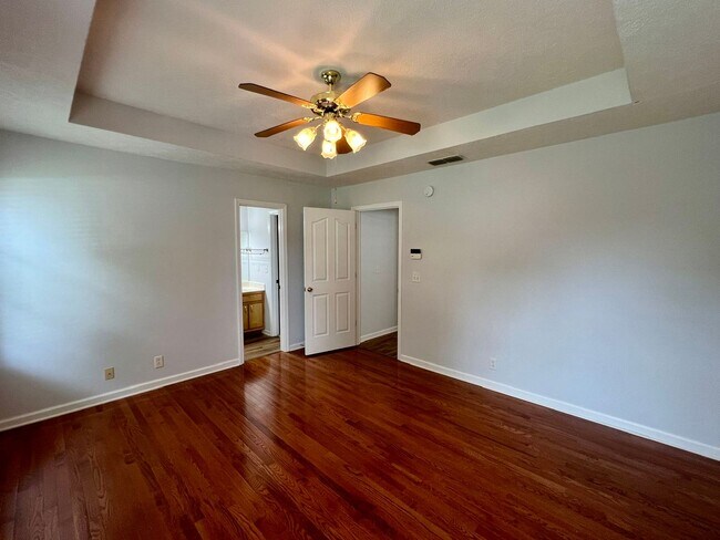 Building Photo - 3 bed, 2 Bath, Garage + Screened Back Porch, Near Cason Ln
