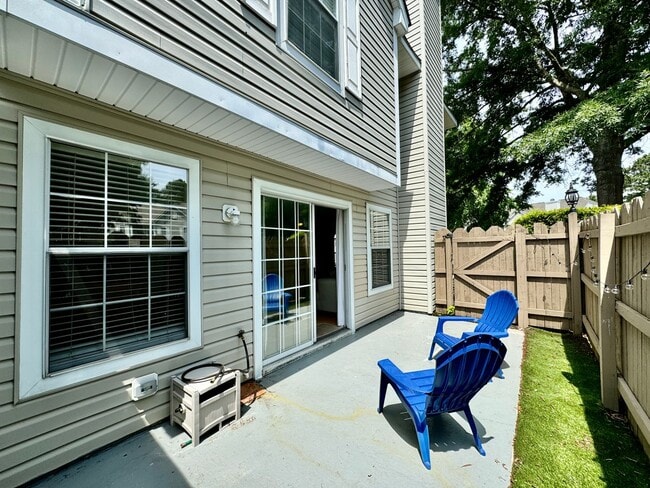 Building Photo - 2-Bedroom Condo Ready 08-01-24! Community ...