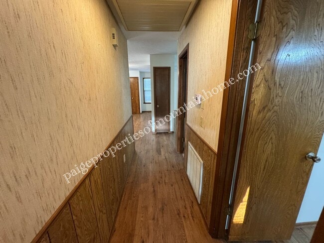 Building Photo - Charming 2 Bedroom, 1.5 Bath Home in Bull Shoals – Corner Lot & Close to Lake Access