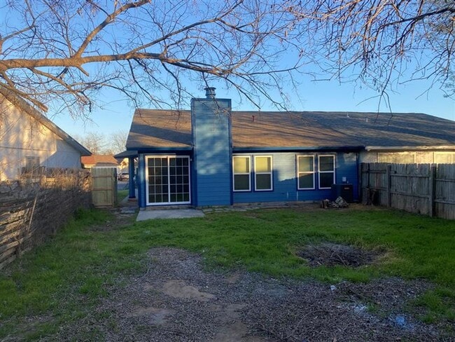 Building Photo - Large 2/2 duplex with a 2 car garage