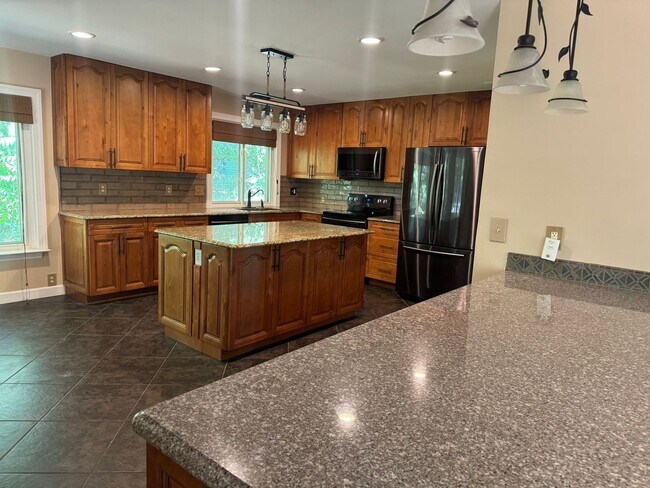 Building Photo - 3/4 Bedroom Single Family Home right off M...