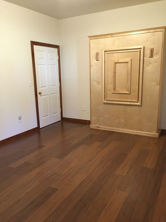 Building Photo - AMAZING 5 bed/3 bath/2 car garage home in ...