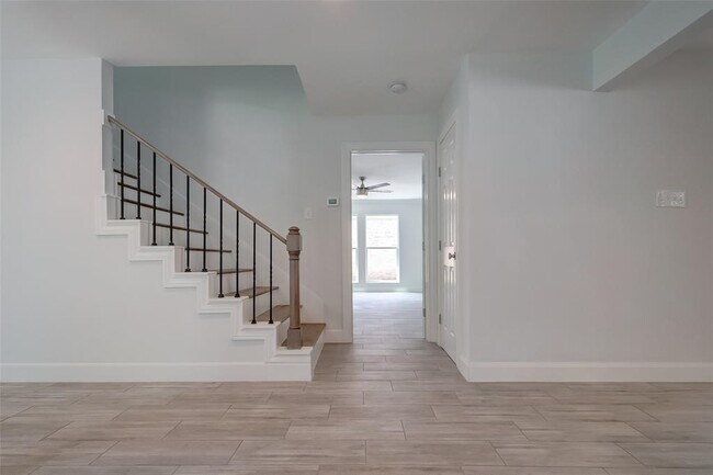 Building Photo - 818 Silvergate Dr