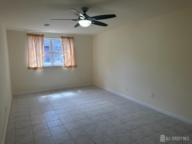 Building Photo - 211 College Dr