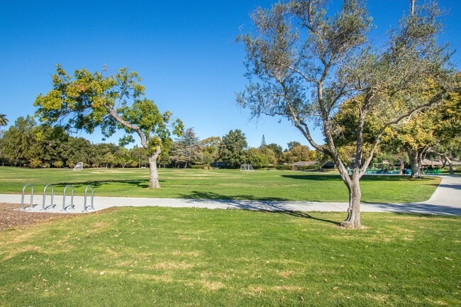 Building Photo - Charming Bungalow in Desirable Community Center Neighborhood!