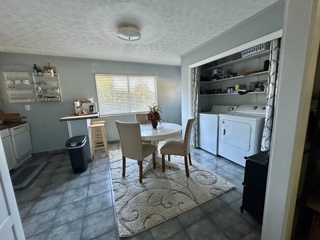 Building Photo - Three bedroom 1 1/2 bath ranch home