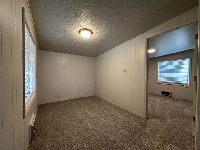 Building Photo - 558 N Elm Ave