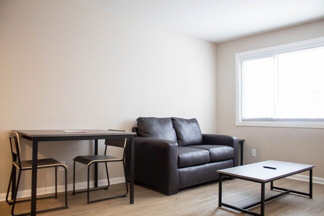 Interior Photo - 106 E Healey St