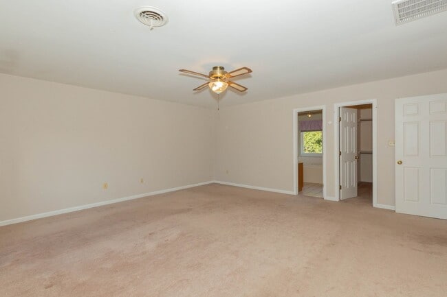 Building Photo - 4 bed, 3.5 bath Single Family Home in Charles Town, WV