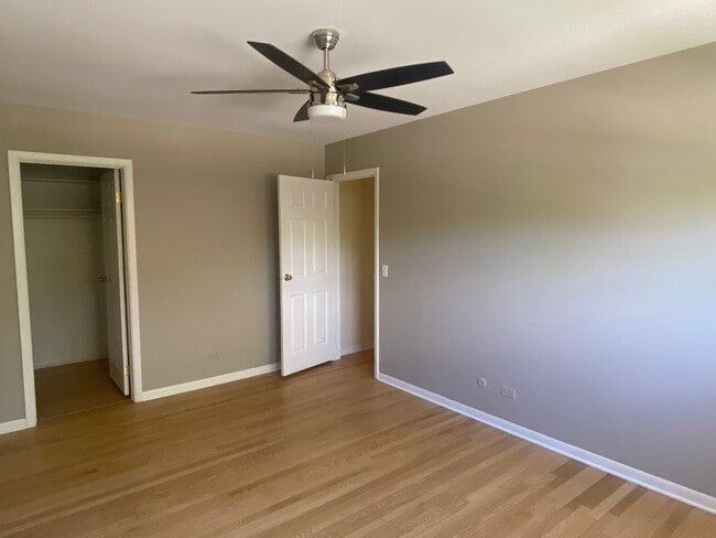 Building Photo - 419 E Valley Ln
