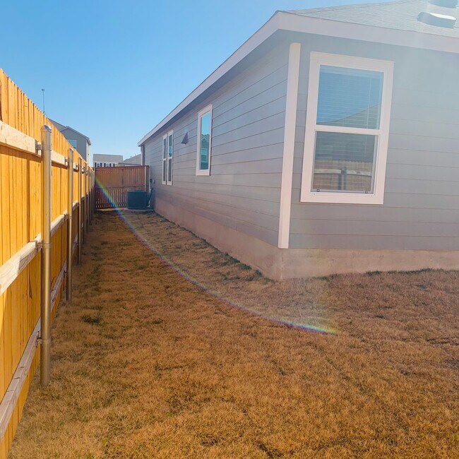 Building Photo - 4 Bed 2 Bath in Jarrell, TX