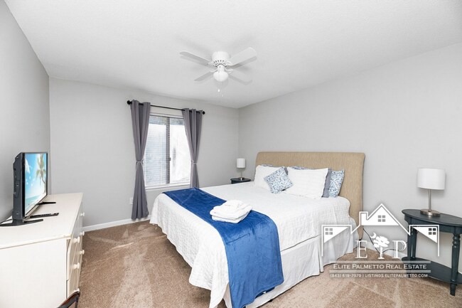 Building Photo - Charming and Spacious Home